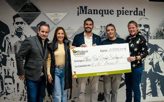 La solidaridad de RobynGoods marca un gol de mil euros para los proyectos sociales de la Fundación-Real Betis